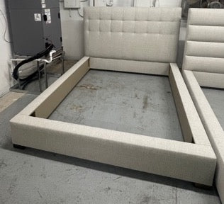 Bryant Box-Tufted Bed (Queen / Factory Sample) - Heathered Grey Linen